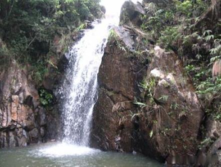 【老虎潭峡谷】老虎潭峡谷以滩险峰峭，潭深水秀而称奇，两岸石峰高耸，植被原始葱郁，