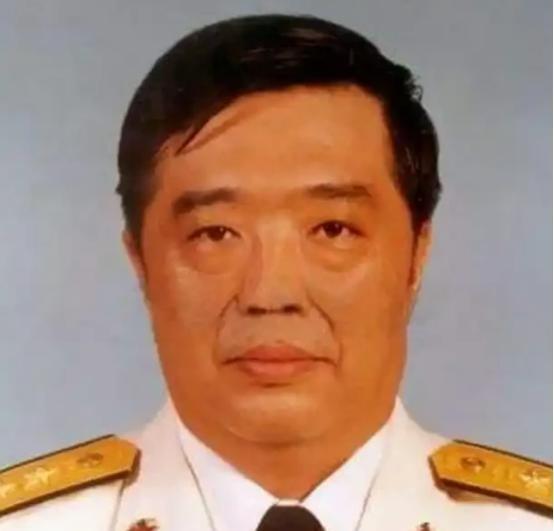 1998年， 香港 ，贺龙之子贺鹏飞，看四下没人，闪身冲进一间商人办公室，凑到那