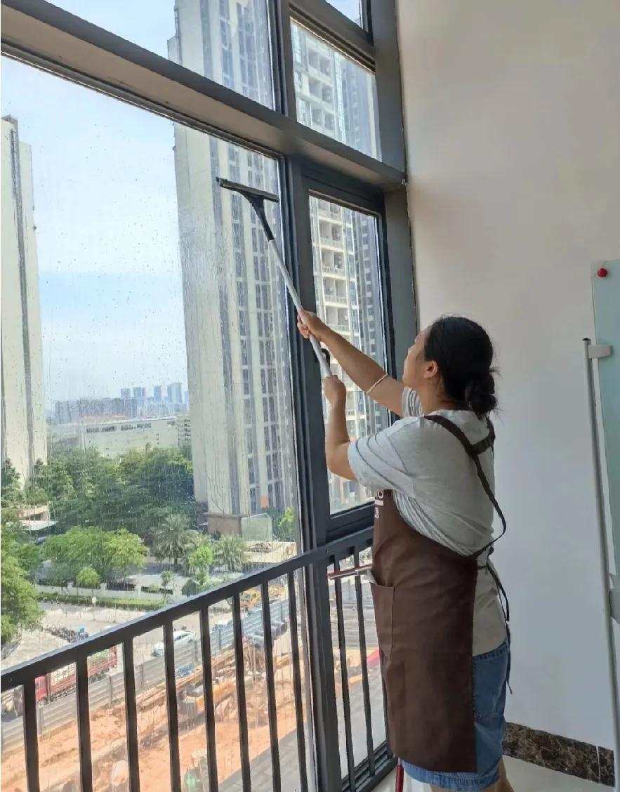 回想起过往，满心都是悔恨。谈恋爱那会儿，老公深情款款地说以后会养我，那时的我沉浸