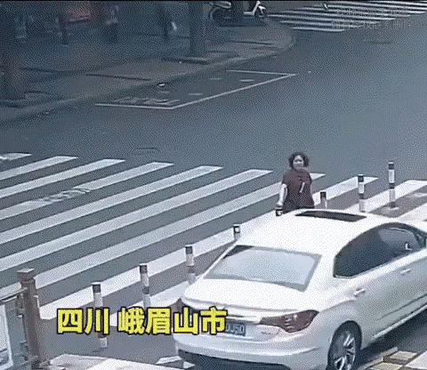 你说你人行道上开这么快干嘛