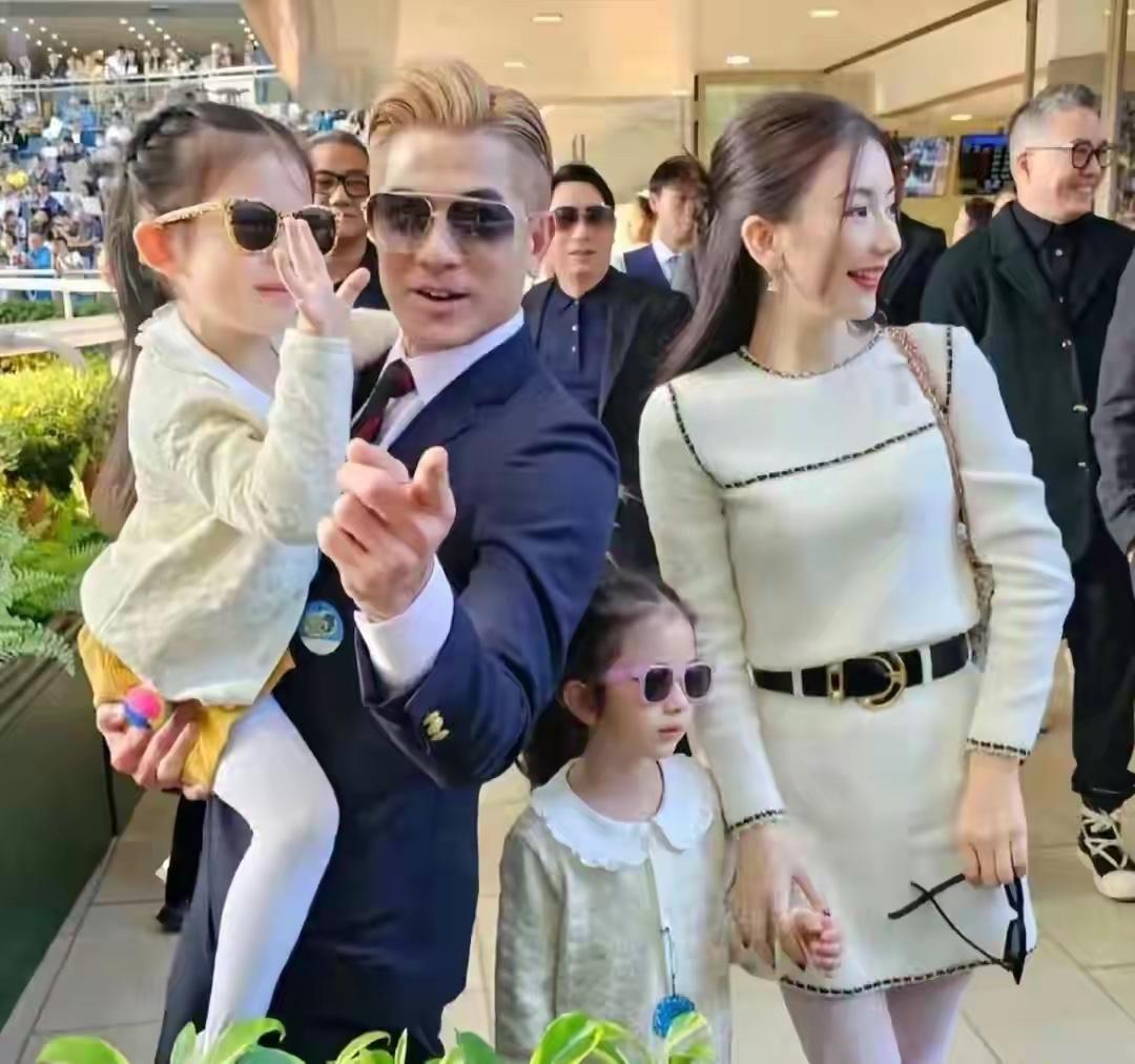 61岁的郭富城在演唱会上被观众催生儿子，这尴尬的一幕让人哭笑不得，也照出了不少人