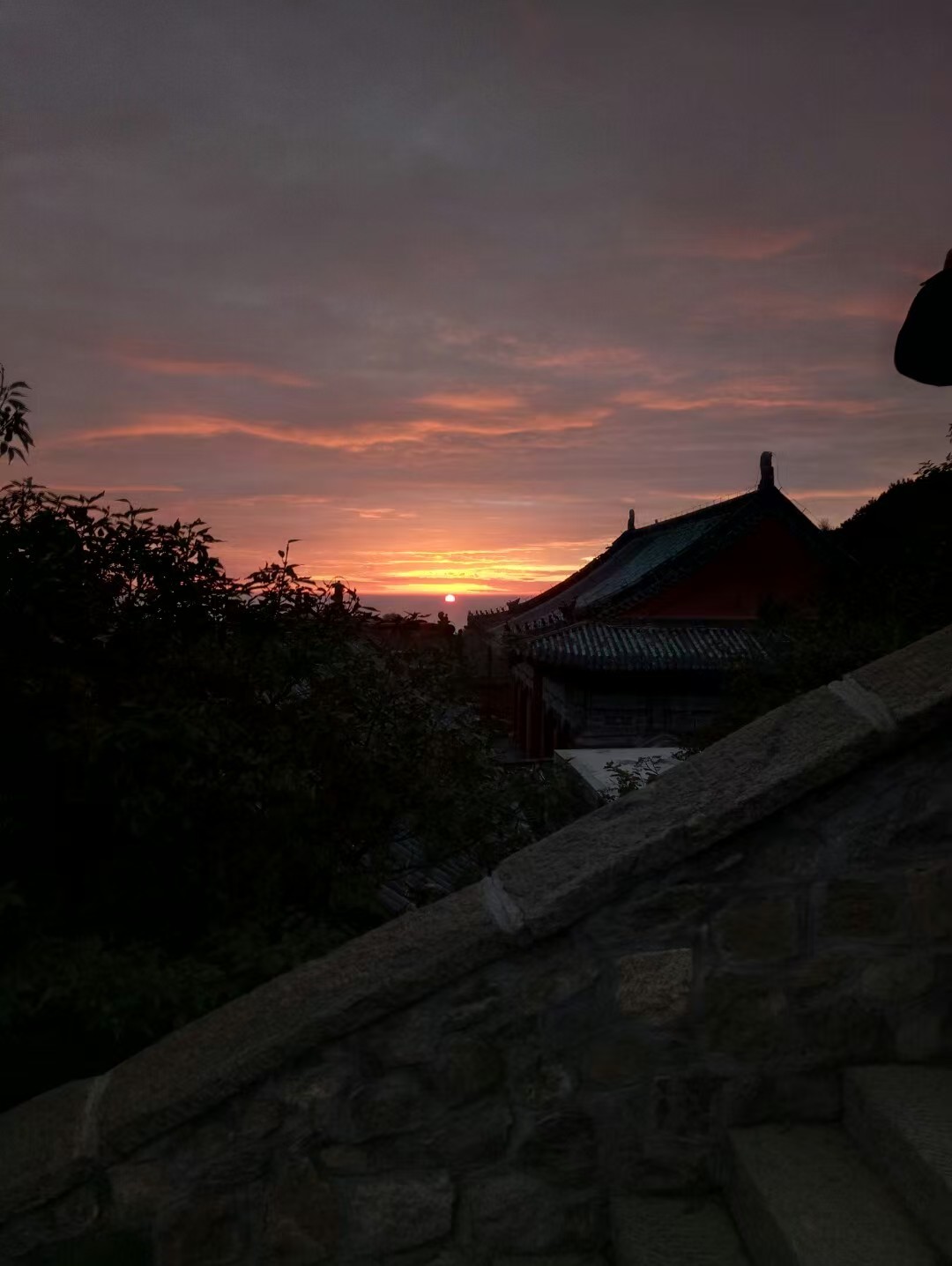 泰山不要门票 爬不到售票处 爬泰山真的还好（图1、图2）全程步行基本上12个小时