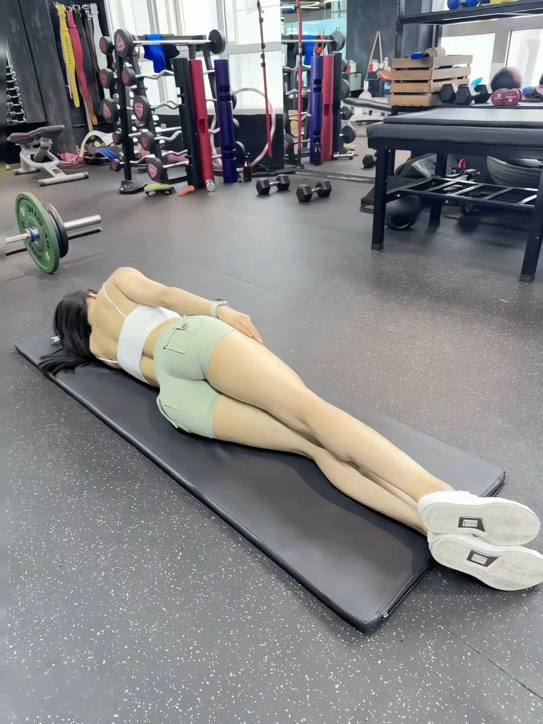 好身材练起来 毫无训练痕迹 健身 撸铁女孩的快乐