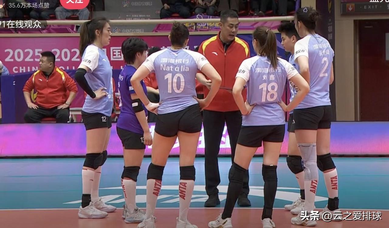 陈方迷之换人！
第4局明明娜塔莉亚疲劳极点，导致扣球疲软失误，结果让路晶换下刘美