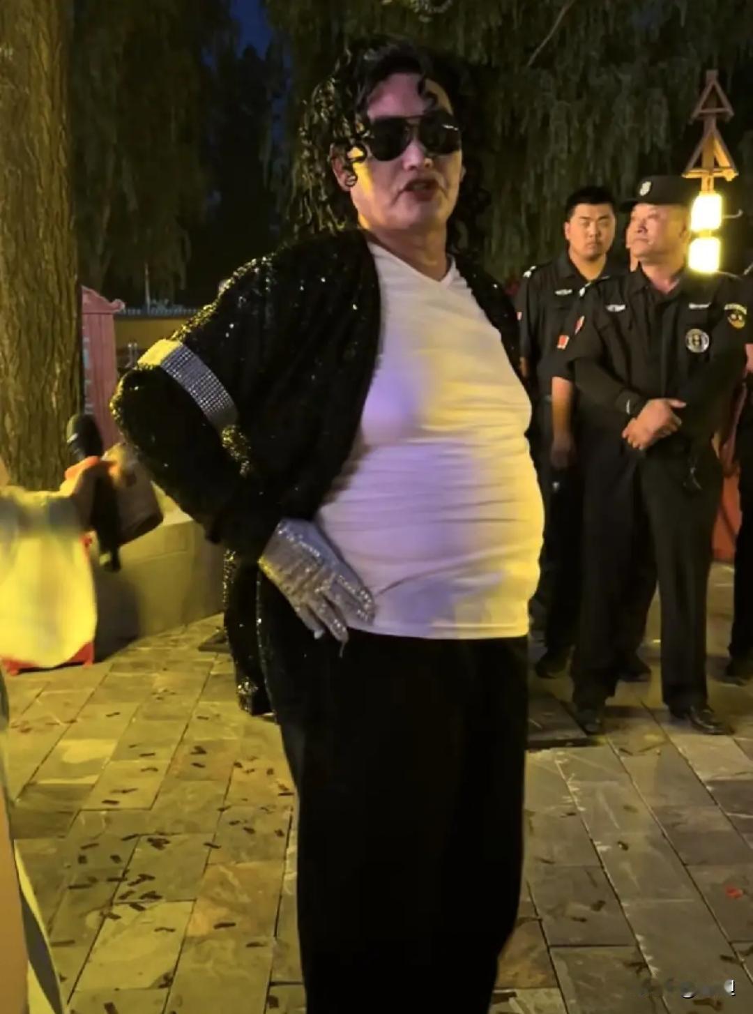 不得不说，大衣哥朱之文的配合度太高了，只要甲方提出什么要求他都会满足，不管是搔首