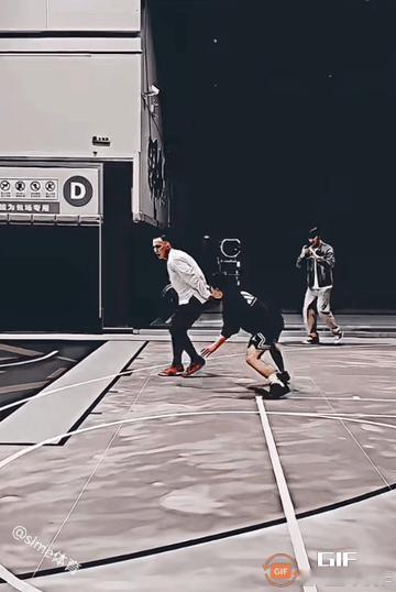 篮球过人：听他们说这个（胯下急停→虚晃转身→低手挑篮）防守越紧，过的越轻松。