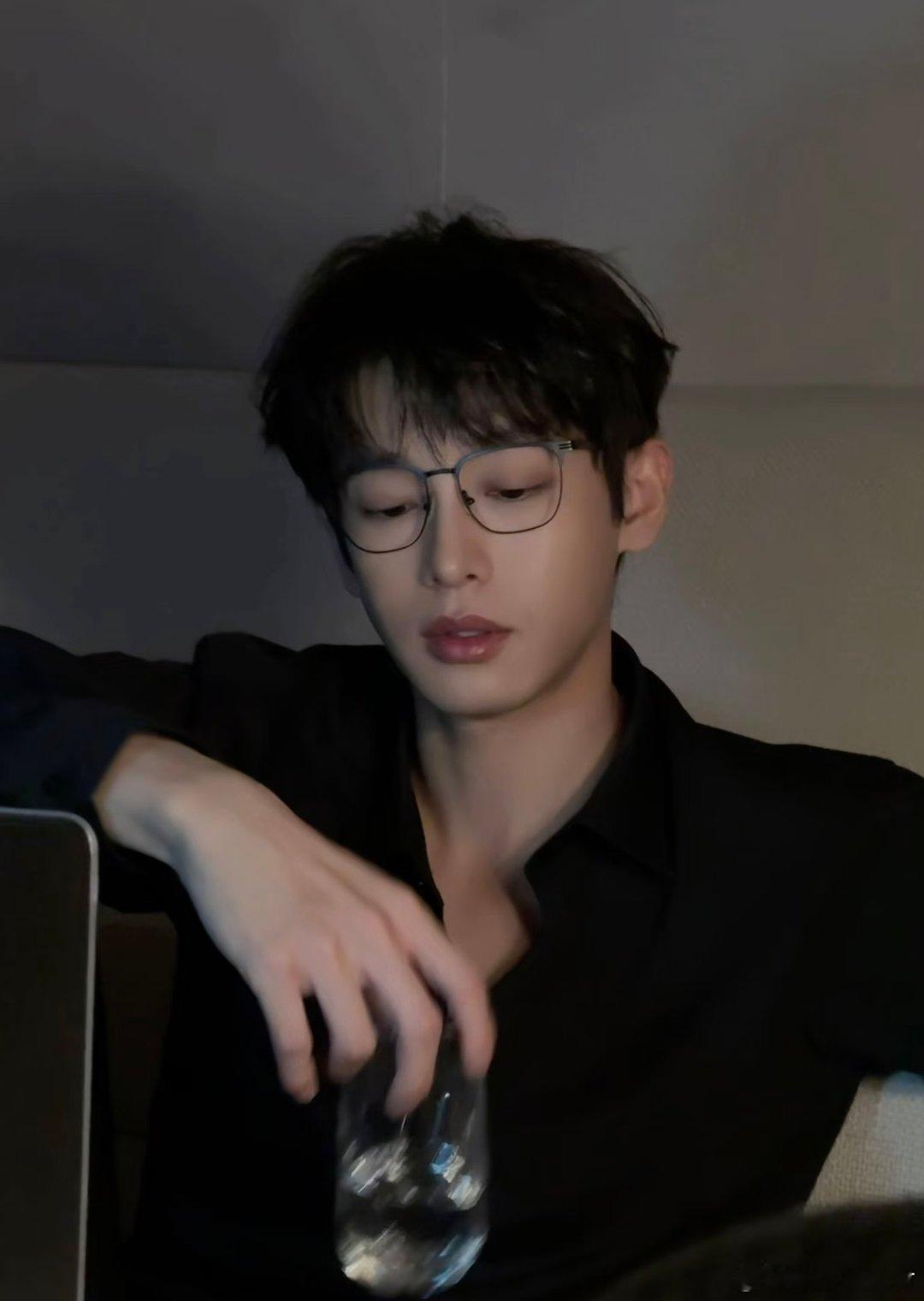 明星丨日常彭昱畅黑色衬衫图～ 