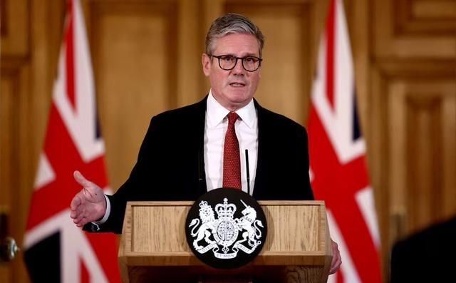 原计划在2026年1月底访问中国的英国首相斯塔默，因为一次讲话中无端指责中国对英