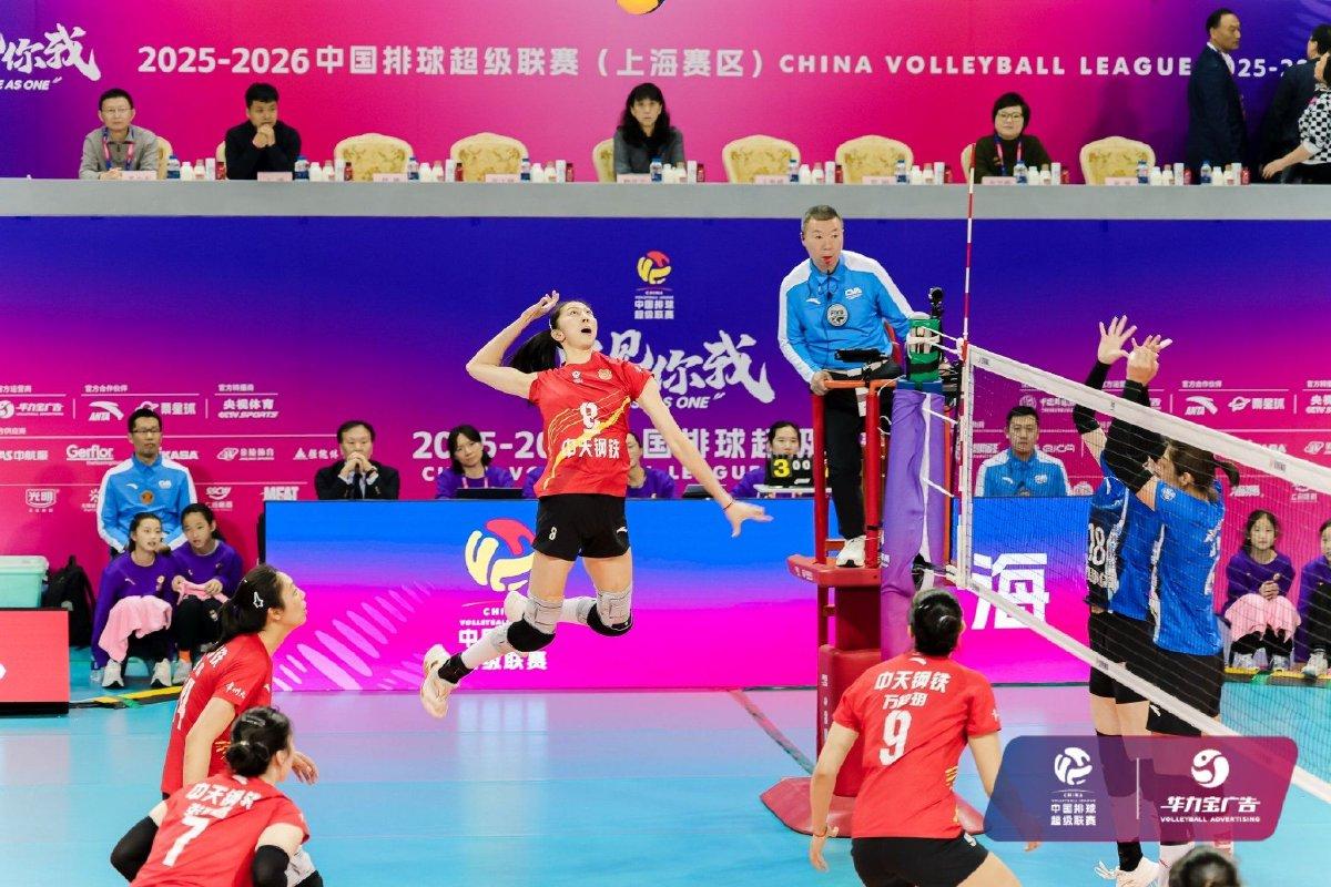 【上海女排大比分2:1江苏夺冠】
中国女排超级联赛冠军战第三场
上海再次3:0战