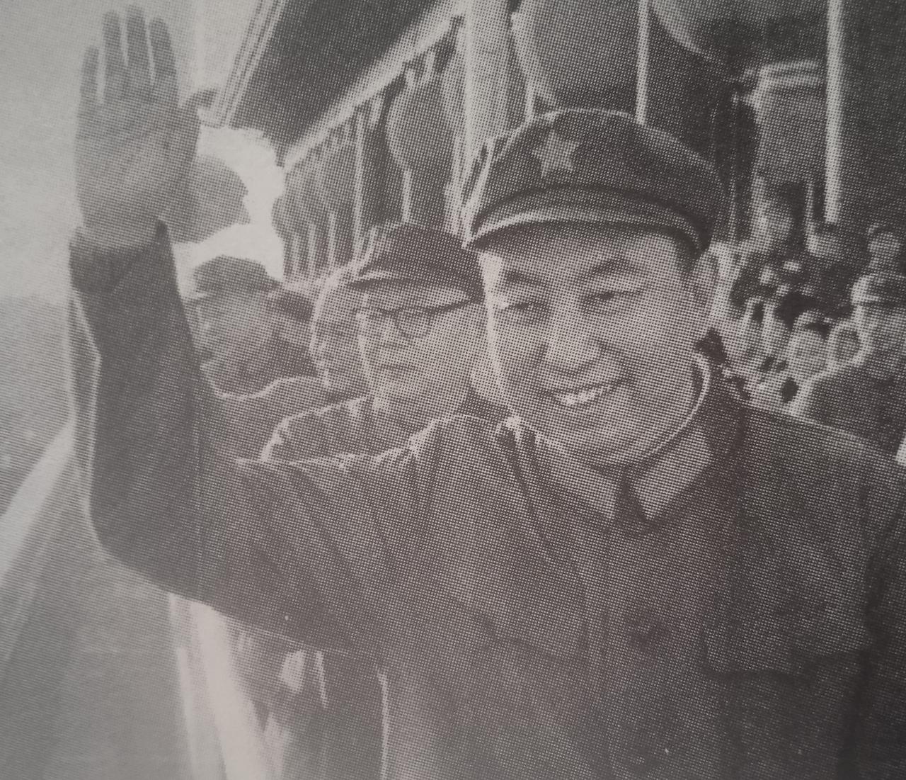 华国锋的平民情结还表现在他事事以普通人的身份出现。华国锋以普通家长的身份多次参加