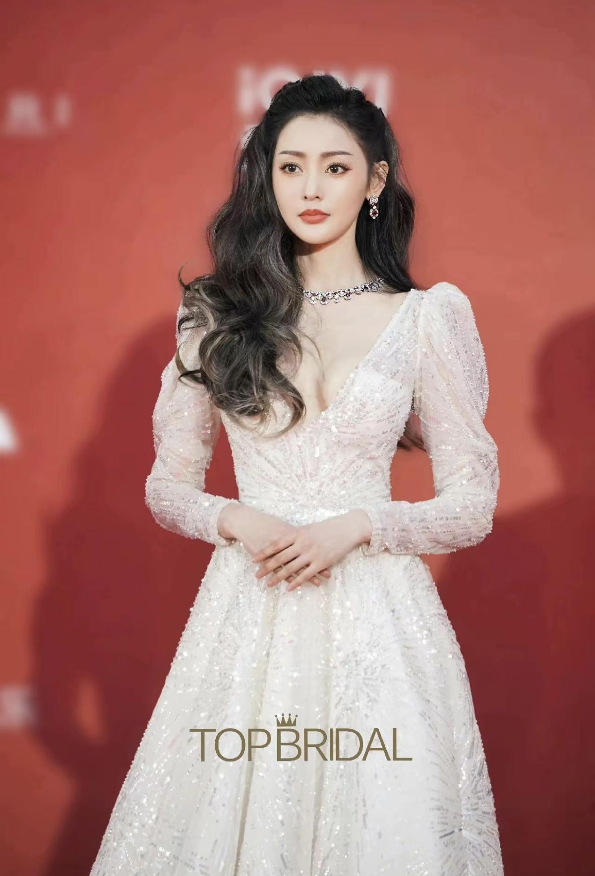 星光落于裙摆，温柔藏于眉眼[给力]张天爱这一身白纱礼服，把红毯走成了自己的星光主