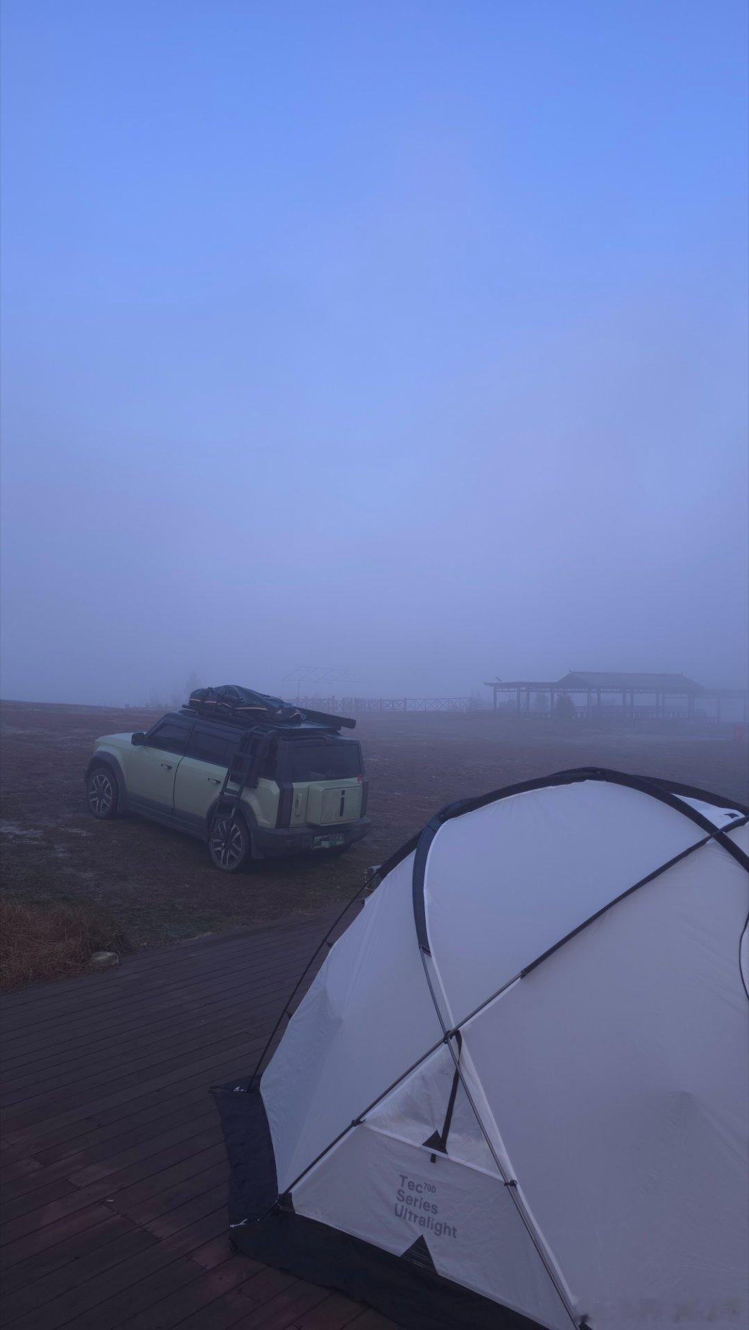 早上五点起来跟朋友，开了一小时的弯弯绕绕的路到山顶看日出看云海，广西的山总是看不