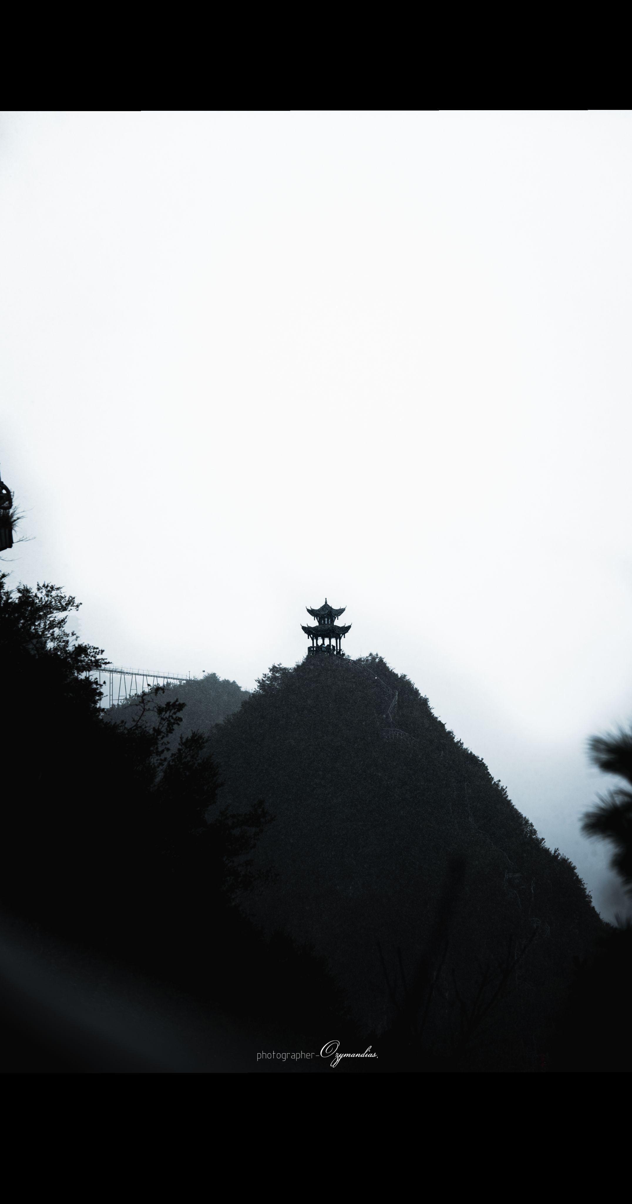 龙缸·崖边白。极致的黑与白，定格龙缸的险。崖隙间的光，是自然给险峻的温柔注脚。