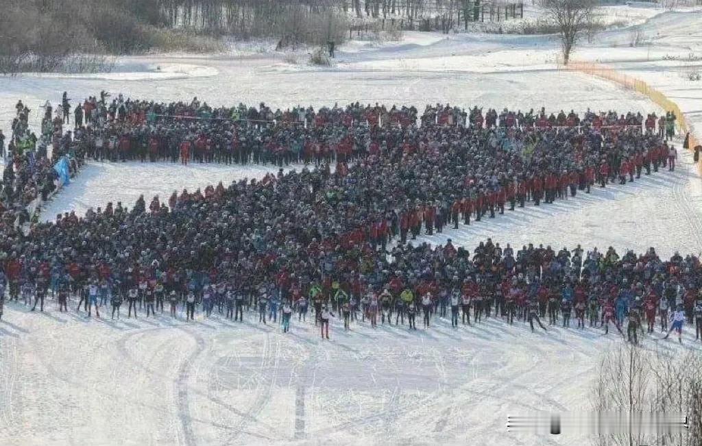 什么是狂热？

图一是位于莫斯科附近的希姆基滑雪场，在官方的组织下，时间2024