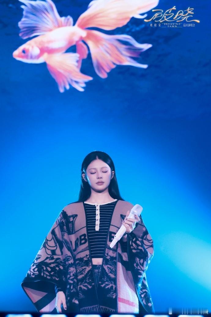 姚晓棠这可是你的亲头发 姚晓棠也太会玩了吧！今晚南京演唱会，她直接在台上给自己剪