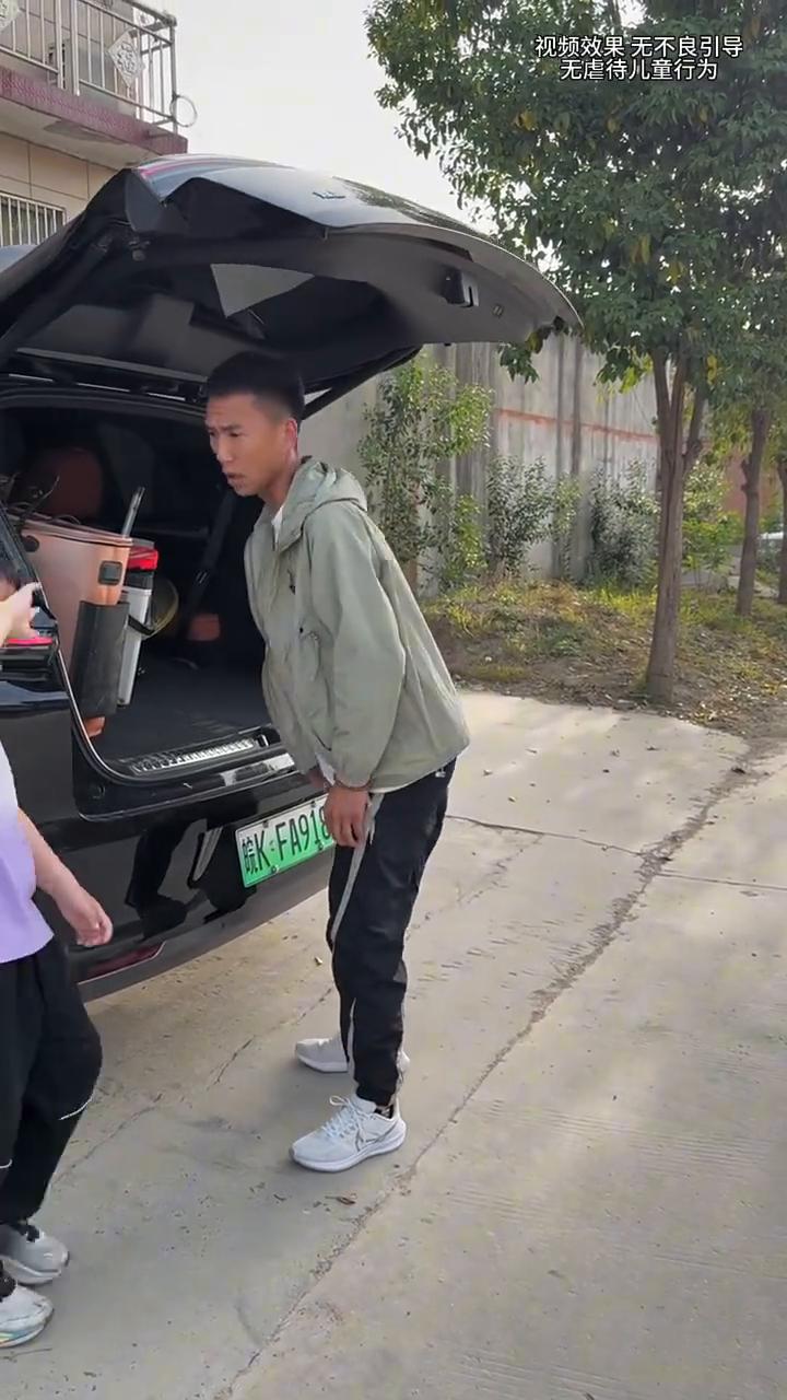 无虐待儿童行为，新车刚到家就坏了。
无虐待儿童行为。