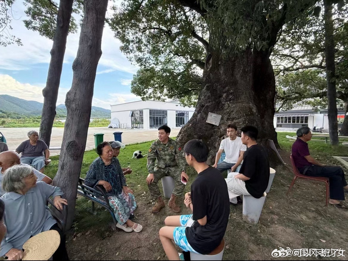台州仙居古树这张码点燃参军热征兵宣传出新招！仙居坎头村百年古樟挂上巨型征兵二维码