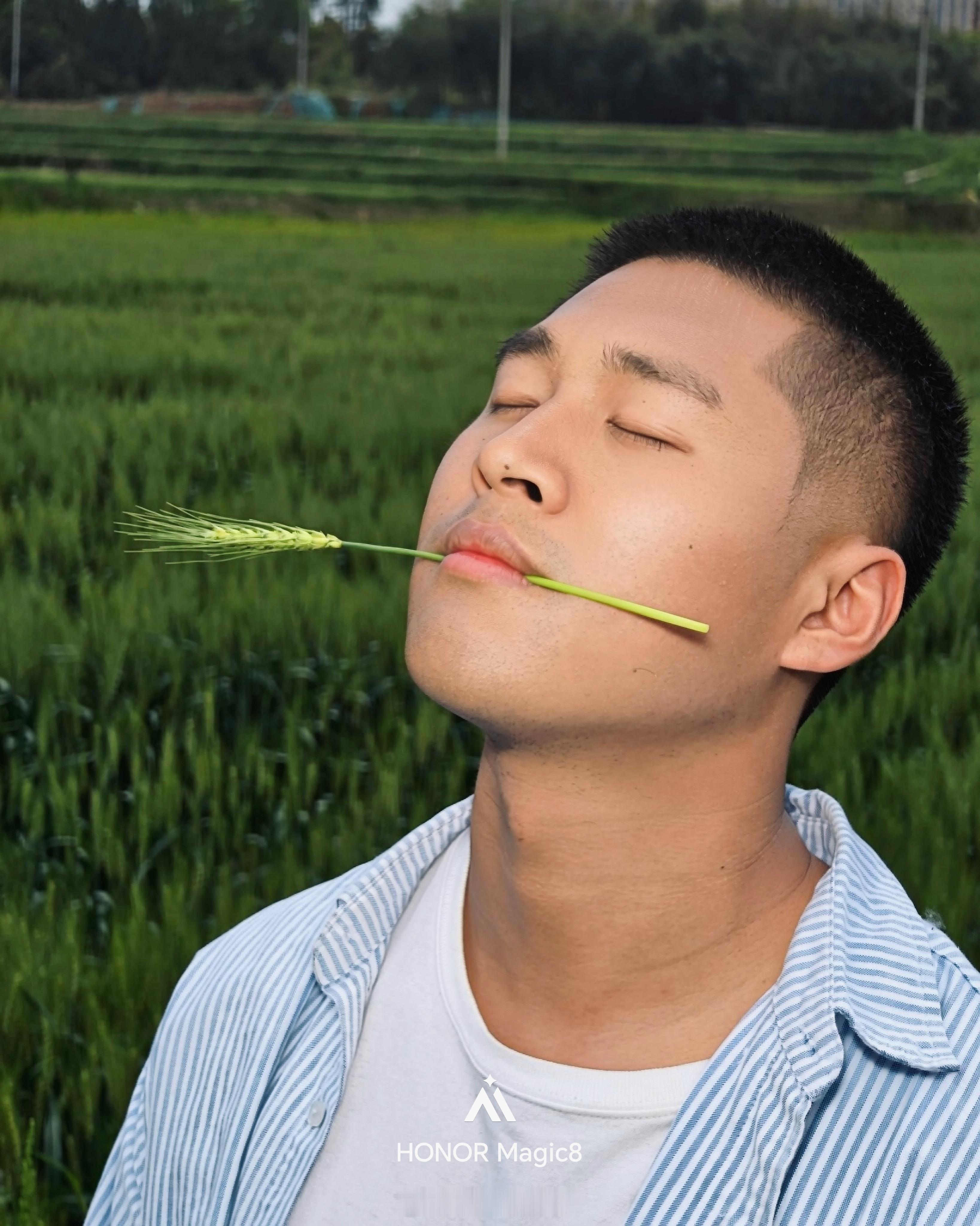 八千多的手机拍照也不行啊四五千的就已经很不错啦八千多的手机能打鸟了，四五千能出片