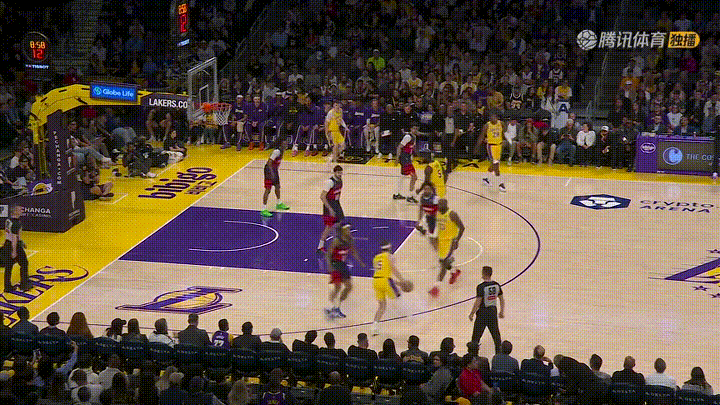 湖人超级球星詹姆斯真是笑死人了！在今天湖人主场迎战东部弱旅奇才的比赛中，当时比赛