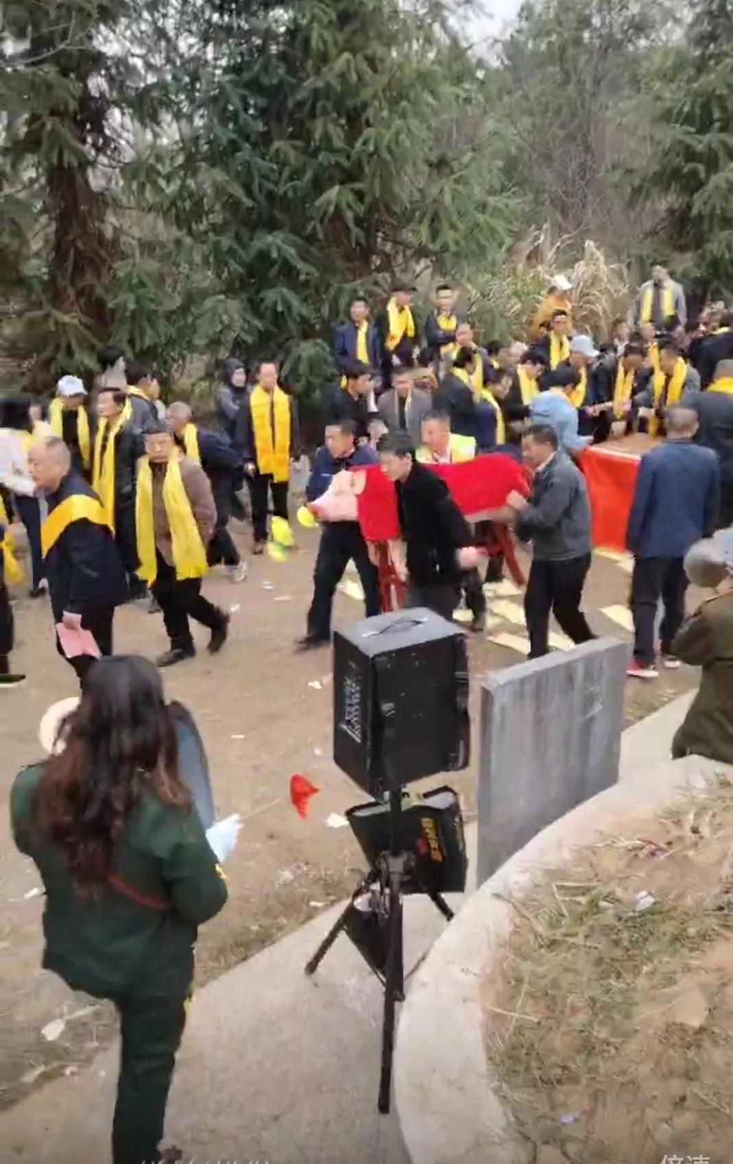 为什么清明要上坟祭祖

今天是清明节，有人说清明上坟烧纸是迷信，其实我认为上坟上
