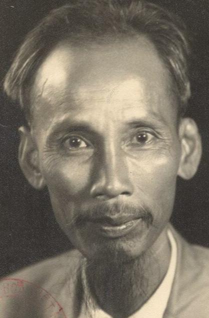 看看这个老哥是谁，长得怎么样？他是越南人。
不过他事业很发达，充满自信。
他擅长