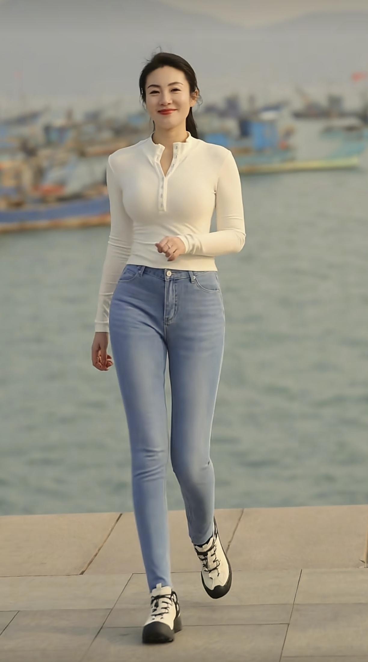气质穿搭怎么穿才恰到好处? 分享你随手拍的美景 水边轻步走，心随潮起潮落。如何穿