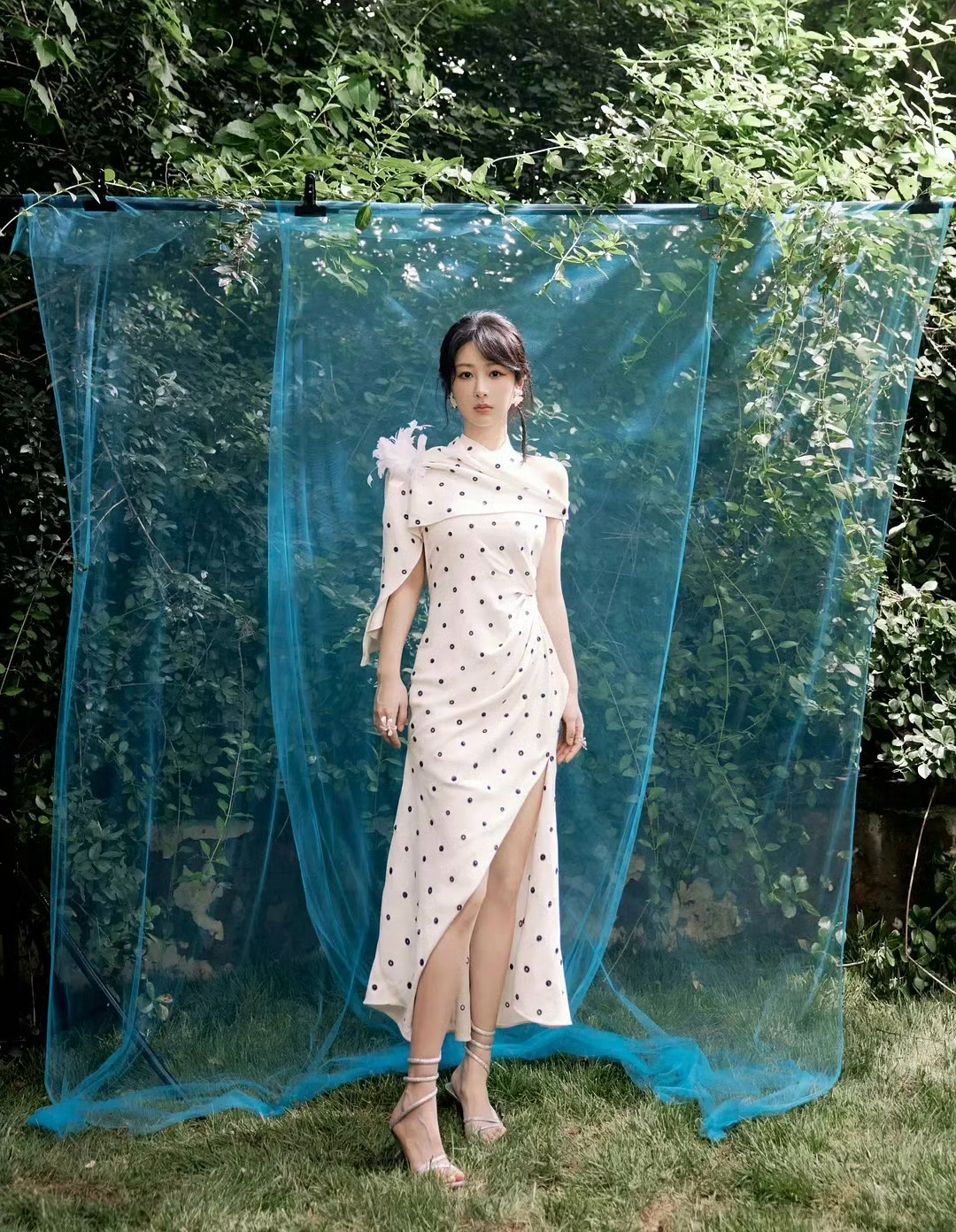 杨紫这套波点裙好美，而且发型和妆容也非常适配杨紫爸爸请粉丝吃冰淇淋 