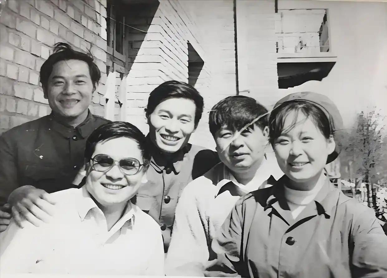这张老照片，我只认出了头发帘遮眉的马季，戴着遮阳镜、笑容灿烂的赵炎，那位戴着军帽