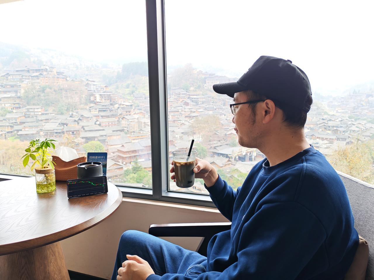 我跟你们说啊，做交易这事儿，最舒服的状态就是——别太当回事。 你看我这些年，盘也