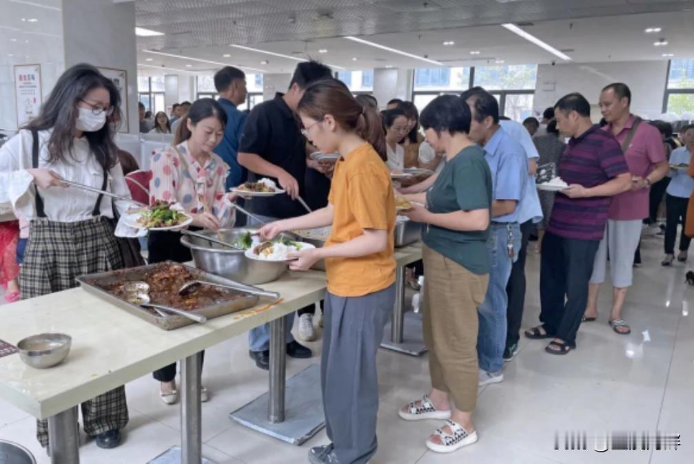 现在单位上班好吃好喝的日子一去不复返了，我老家的地级市开始推行同城机关食堂就餐一