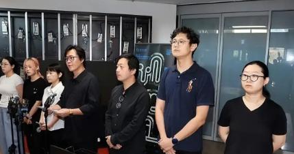 中方团队撤了，展是自己拆的，人也是自己走的，好端端一个国际双年展成了闹剧，为什么
