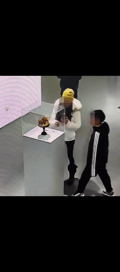 4斤黄金凤冠被毁业内称重做20万起这一眼就知道是举办方的问题了吧？这个罩子就这样