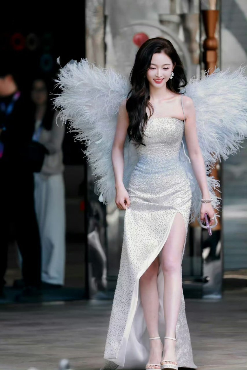 吴宣仪浪姐6蓝色羽毛翅膀造型  吴宣仪浪姐6上班造型  浪姐6路透来啦！怎么会有