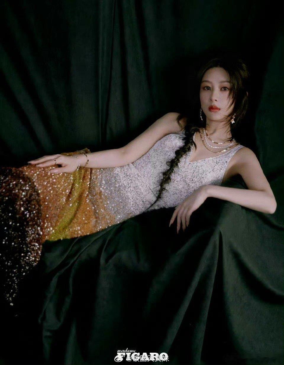 赵丽颖杨紫这是撞衫 有个人轻轻的秒了 ​​​