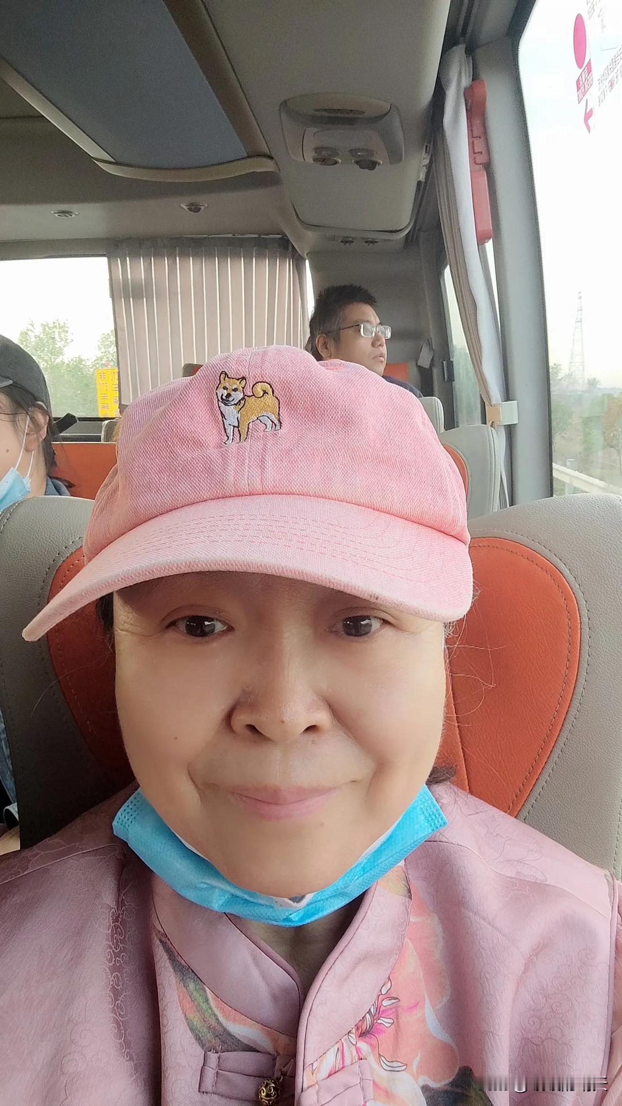 大巴车上的奇葩趣事。
咣当一声，把大巴车上的乘客惊醒。“谁的黄瓜掉下来了”。车上