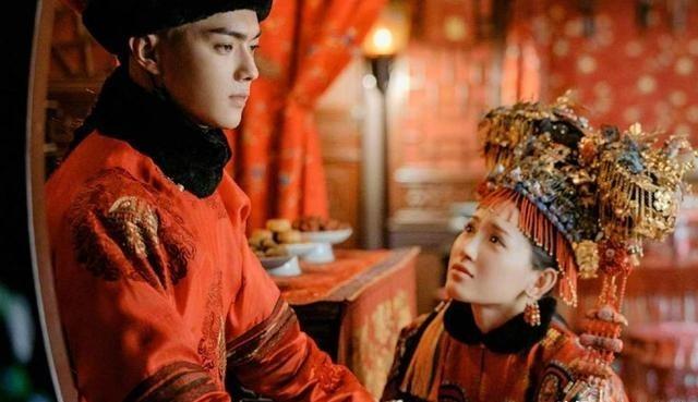 1752年，乾隆趁傅恒在外打仗，偷偷地将傅恒夫人召入宫中，他一把抱住傅恒夫人，傅