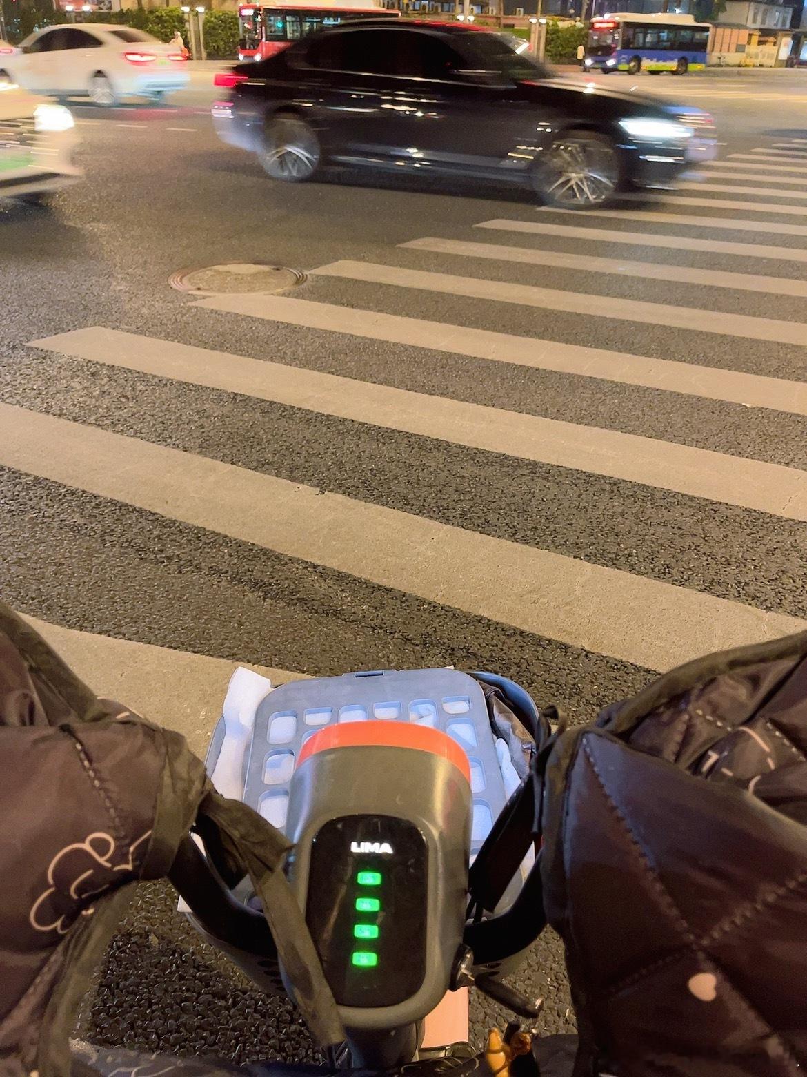 基本能适应送外卖的生活。 