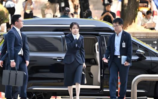 李在明还是放了金建希一马。
 
当地时间1月28日下午，韩国法院对前总统第一夫人