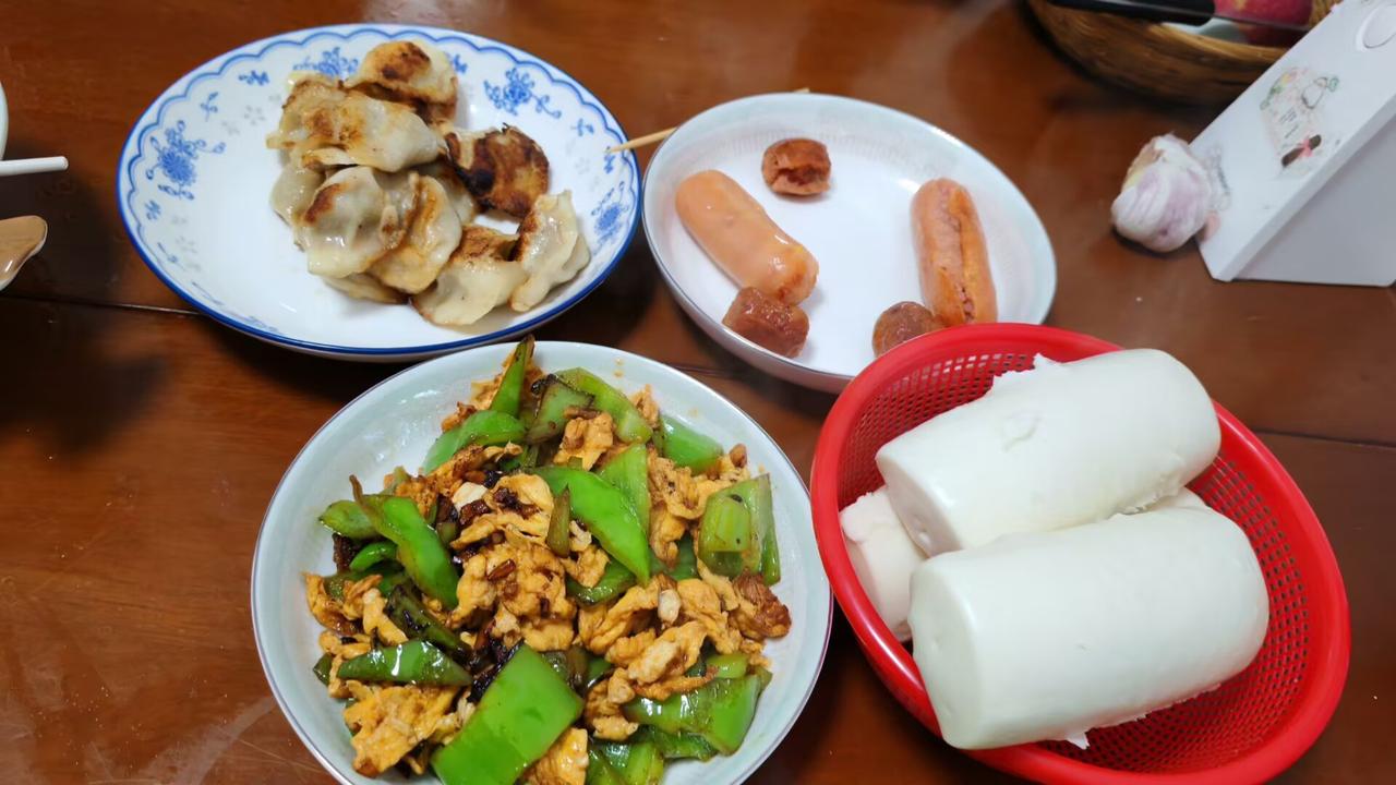 世纪联华要关门了，我囤了2套3对碗、1对盘子、1个大汤碗。
下班回家赶时间，做了