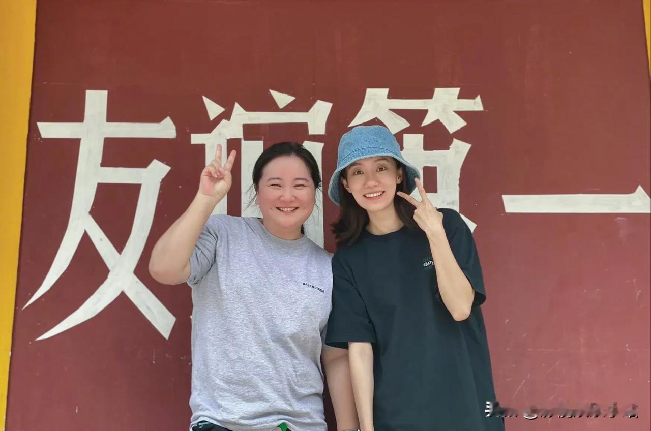 大碗娱乐开工第一天，贾玲对张小斐说：“大碗，是大器晚成的大碗；斐，虽然咱俩有点晚