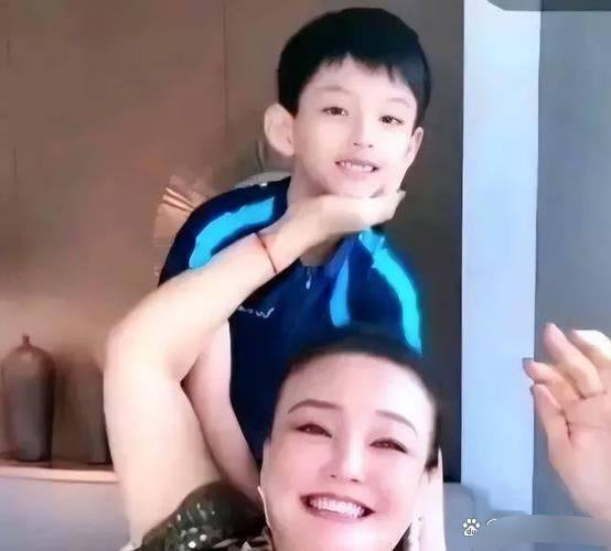 汪小菲带儿女度假，两个孩子像极了妈妈，尤其是那一双招风耳，和大S一模一样。 ​​