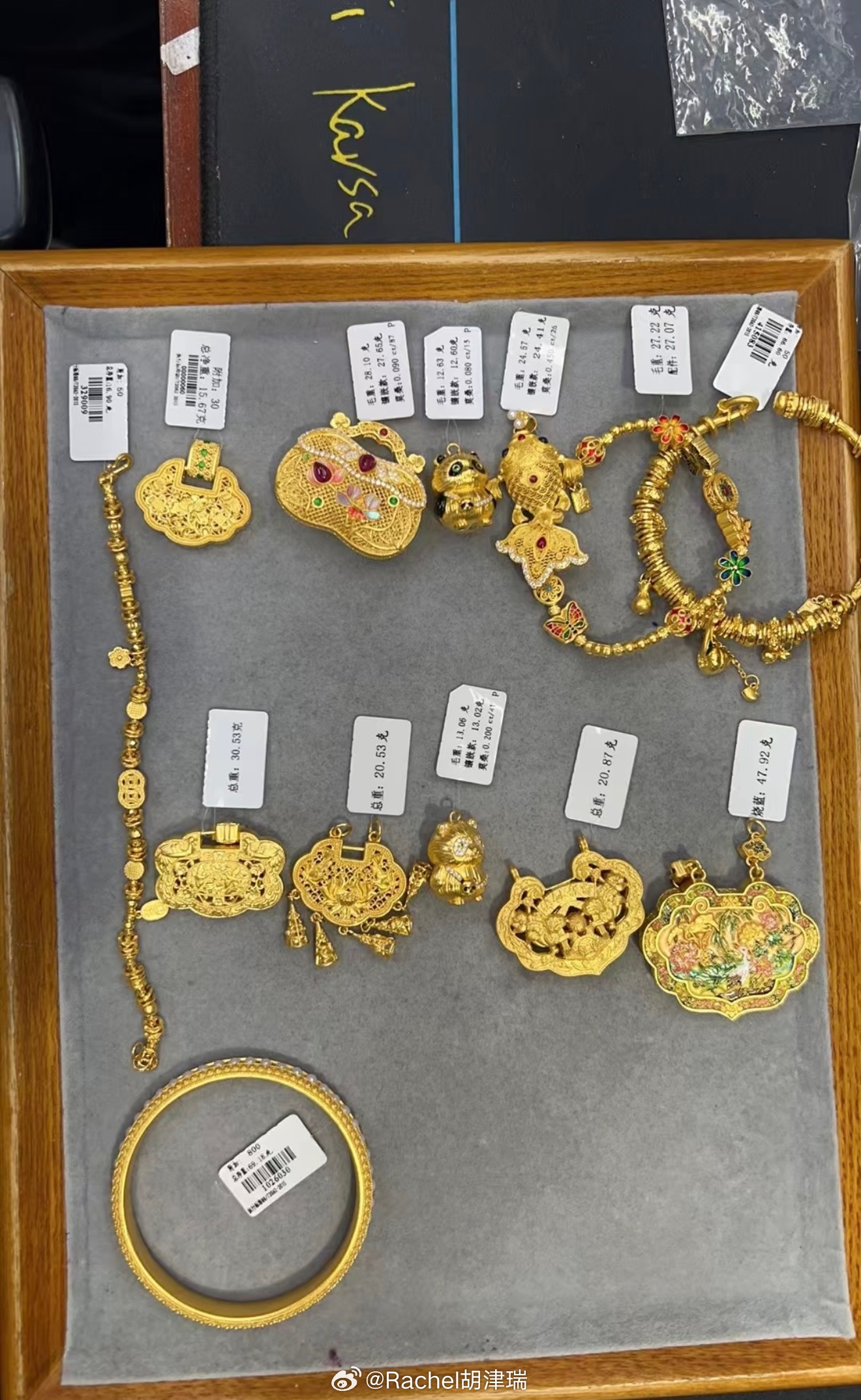 多家黄金品牌宣布调价国际金价高位震荡，国内金店同步调价。黄金仍是硬通货，消费看喜