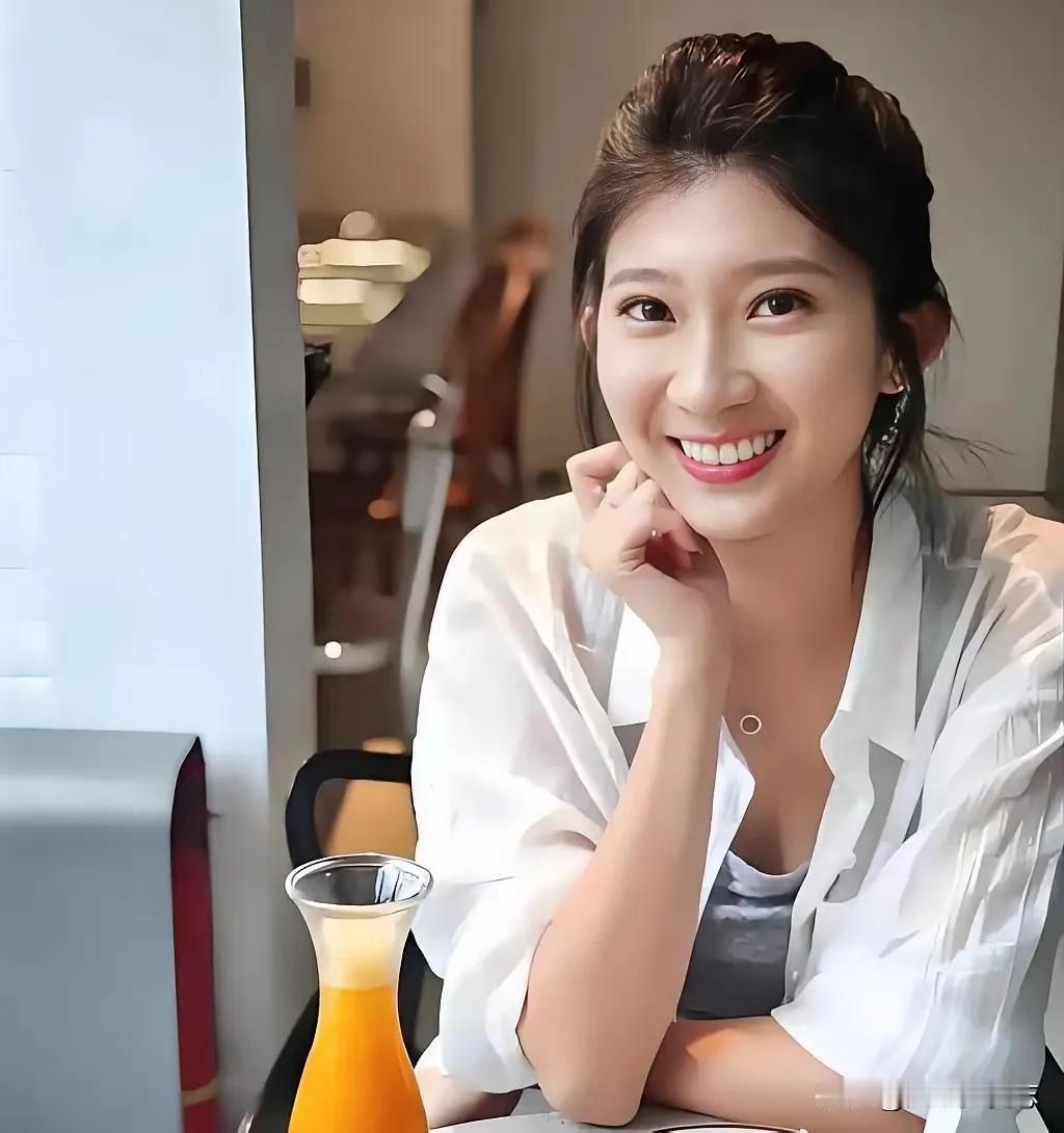 国民党发言人李明璇，是集美貌与才华于一身的优秀女性，立场比郑丽文更为激进，始终坚