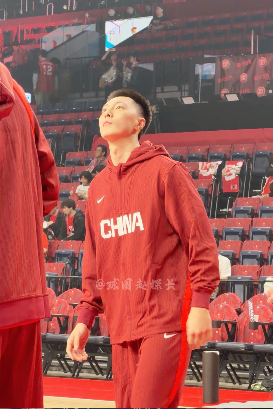 中国男篮已抵达场馆，并出场热身，今晚未报名的胡明轩和赵嘉义，身穿便服帮助大家准备