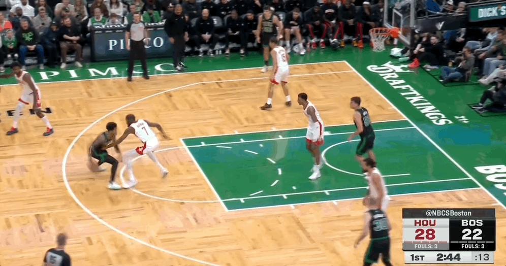 看了这么多年NBA，杜兰特在这个年纪依然还是在防守端兢兢业业，这个错位单防太压迫