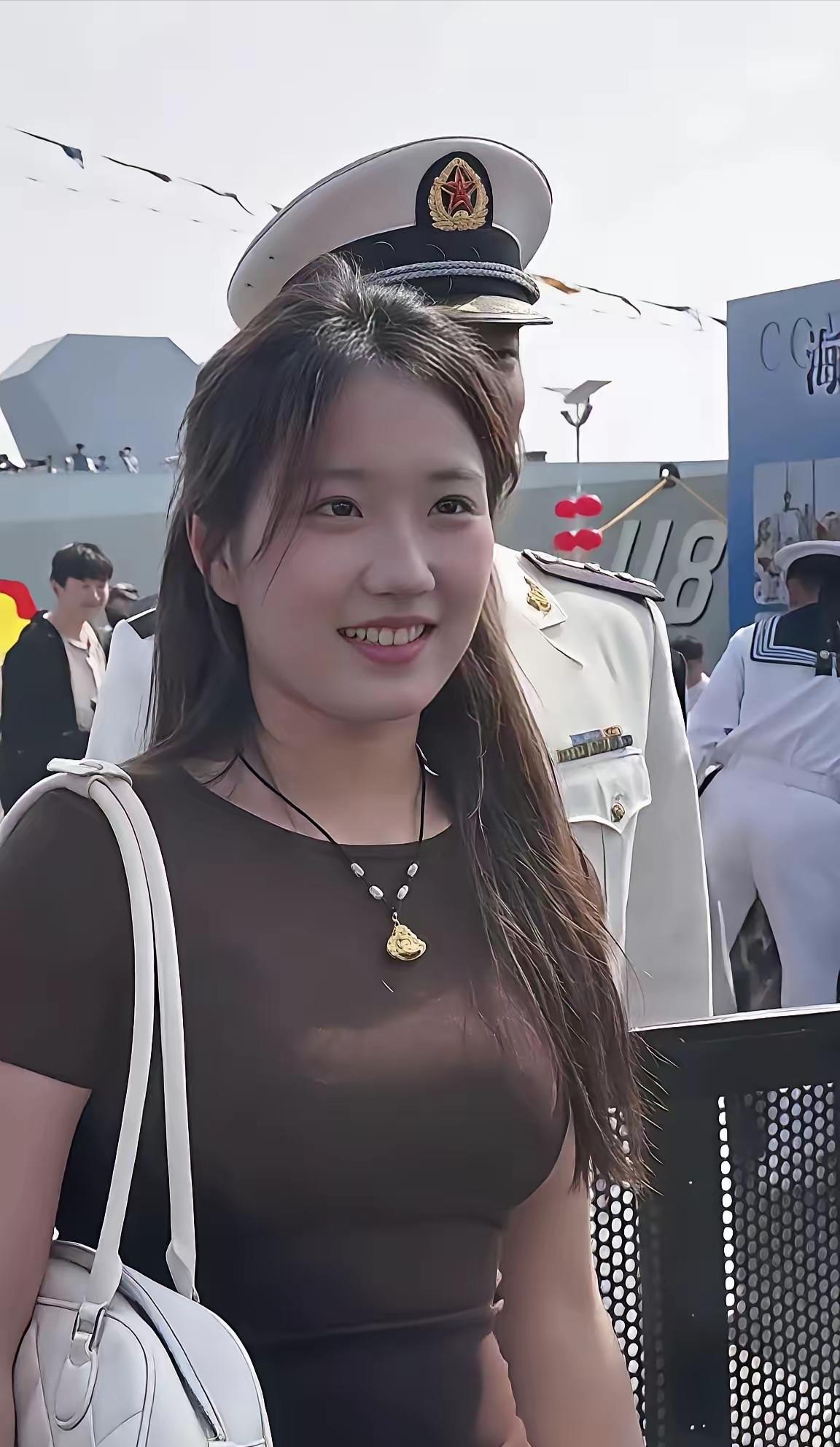 美女在军舰上和兵哥哥击拳合影意外火了，我直接说原因，有两点：其一，这位小姐姐着实