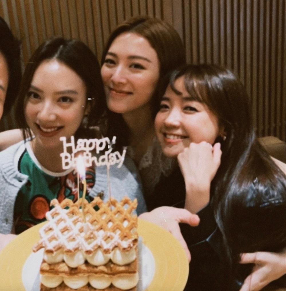 王敏奕帮孙嘉灵和糖妹庆生 