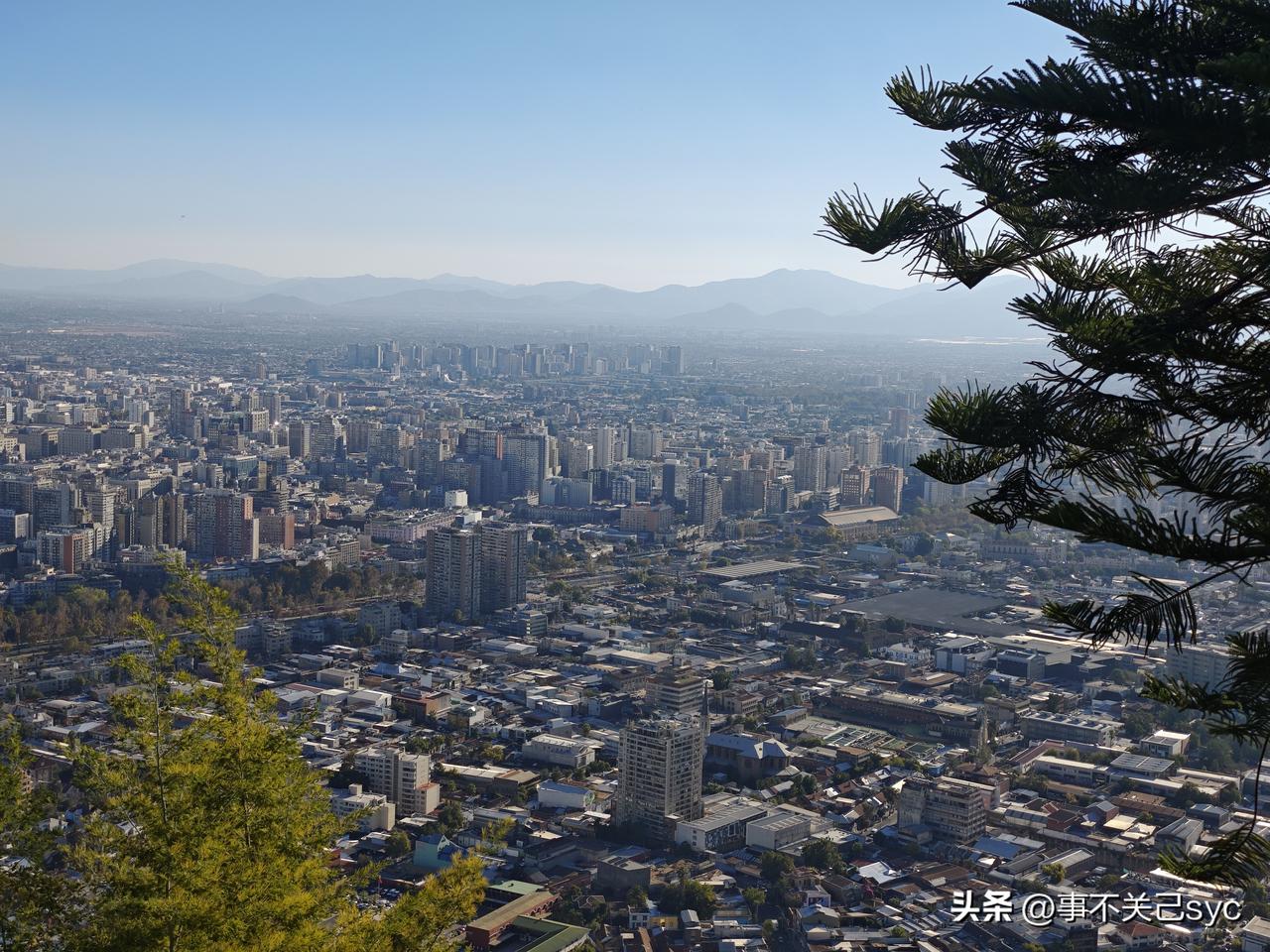 记录生活，随手拍张照3月23日，登高俯瞰，智利首都圣地亚哥尽收眼底。随手拍几张，