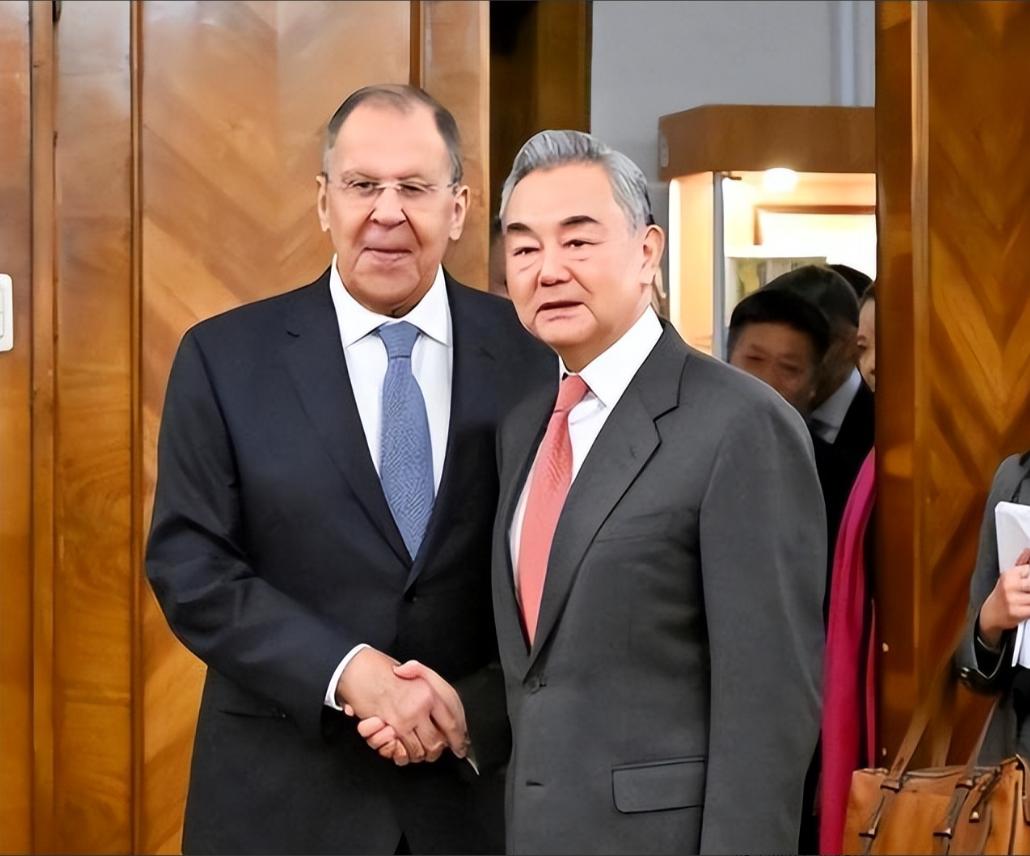 话音刚落，西方集体破防了。俄罗斯外长拉夫罗夫直接交了底：“谁敢侵犯中国领土，俄罗