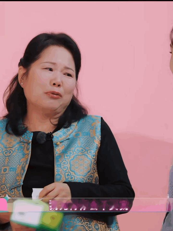 张家齐妈妈看了四次张家齐的金项链窝趣仔细看视频张家齐妈妈的视线还真的是在张家齐脖